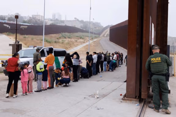 مقام امریکایی به افغانستان اینترنشنال: تمام مهاجران غیرقانونی تحت پیگرد قرار میگیرند