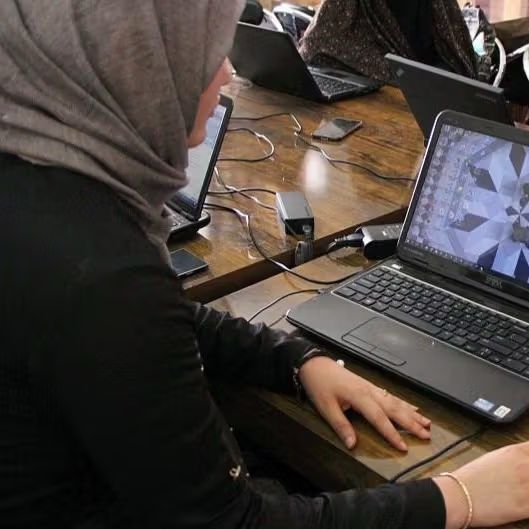 د انټرنېټ د بندېدو پر ضد د خلکو غبرګون: «له افغانستان نومې زندان څخه ستړي یو