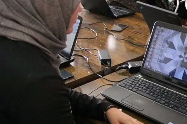 د انټرنېټ د بندېدو پر ضد د خلکو غبرګون: «له افغانستان نومې زندان څخه ستړي یو