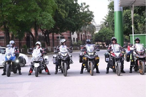 پاکستاني موټرسایکل چلوونکو د مرکزي اسیا سفر پیل کړ