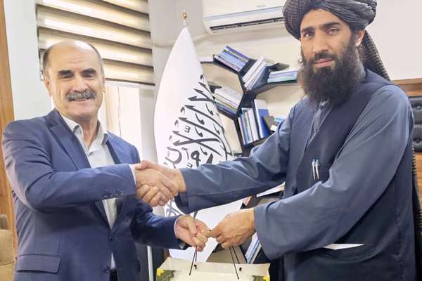 د طالبانو د دفاع وزارت چارواکي او د تاجکستان سفیر د سرحدي وضعیت په اړه غږېدلي