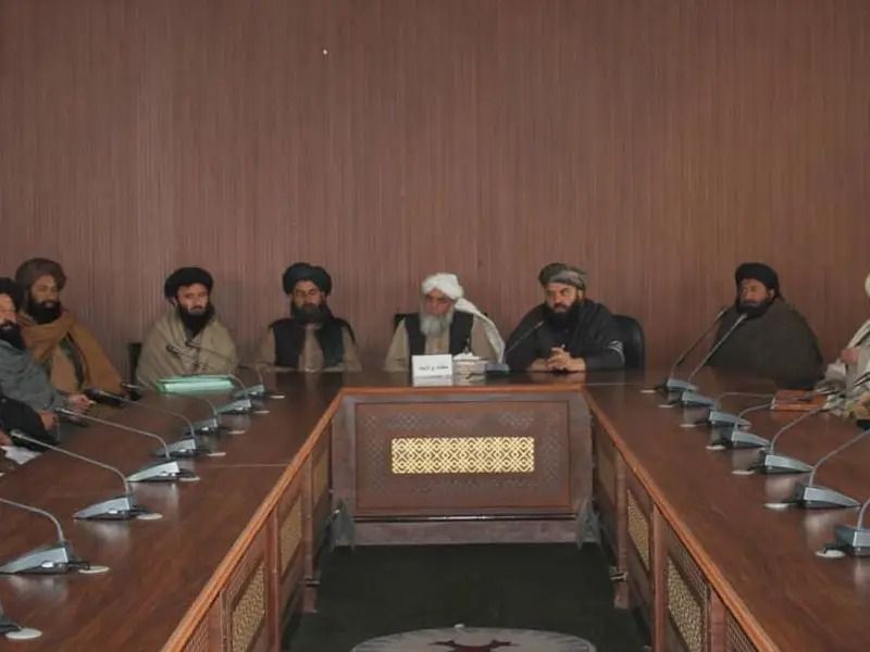 د طالبانو د پوځي ادارو پلاوی د چارواکو او جنګیالیو د وسلو د ثبتولو لپاره بامیانو ته تللي