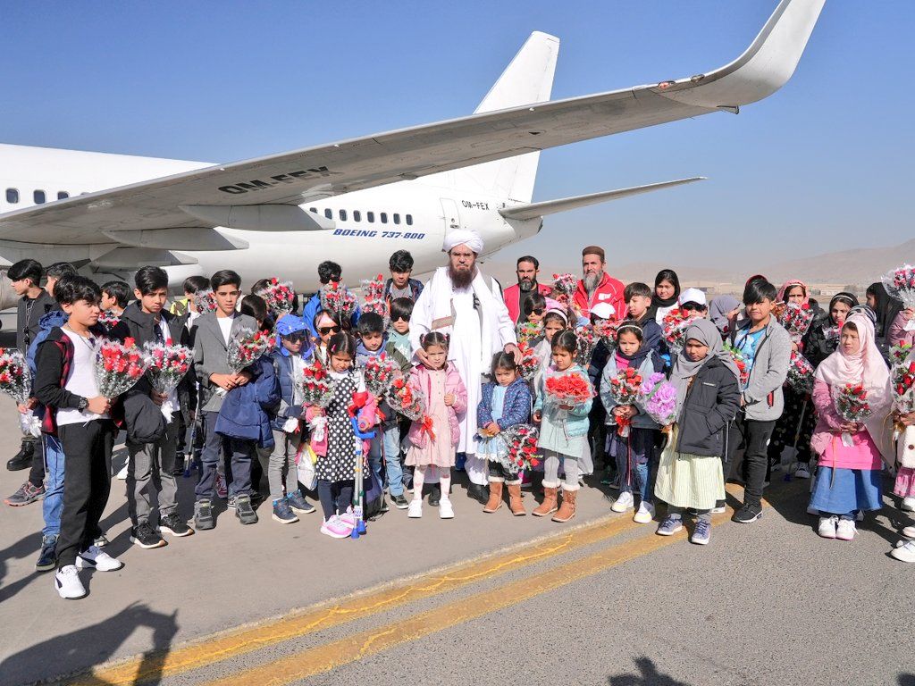 طالبان وايي ۴۹ ماشومان په جرمني کې تر درملنې وروسته افغانستان ته راستانه شول