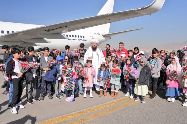 طالبان وايي ۴۹ ماشومان په جرمني کې تر درملنې وروسته افغانستان ته راستانه شول