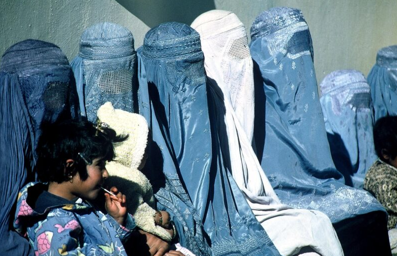 راپور؛ په افغانستان کې د امېندواره ښځو لپاره روغتیايي پاملرنه ورځ تر بلې ستونزمنېږي