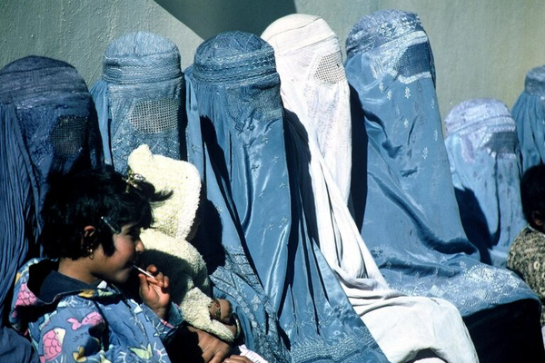 راپور؛ په افغانستان کې د امېندواره ښځو لپاره روغتیايي پاملرنه ورځ تر بلې ستونزمنېږي