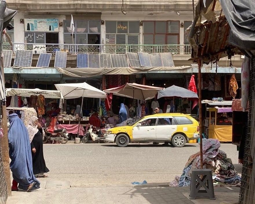 طالبان تمنع بيع السلع للنساء اللواتي لا يرتدين "التشادور الأفغاني" في قندهار