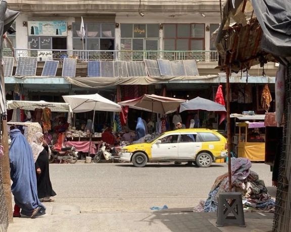 طالبان تمنع بيع السلع للنساء اللواتي لا يرتدين "التشادور الأفغاني" في قندهار