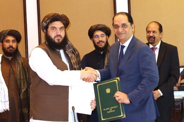 طالبان وباكستان تبدآن تصدير ثمانية منتجات زراعية بتعرفة تفضيلية