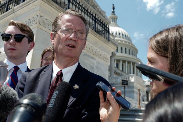 نائب في الكونغرس الأمريكي يدعو الأفغان للمقاومة ضد طالبان