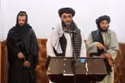 والی طالبان: مردم از میان حق و باطل انتخاب کنند