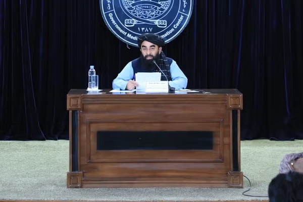 ذبيح الله مجاهد: طالبان وباكستان اتفقتا على وقف كامل للأعمال العدائية