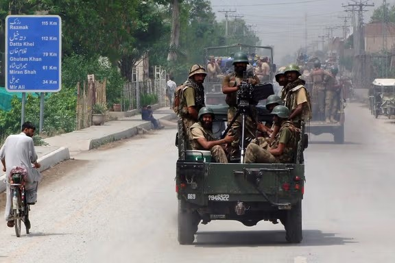 په ډېره اسماعیل خان کې یوې چاودنې ۱۴ پاکستاني ځواکونه ټپیان کړل