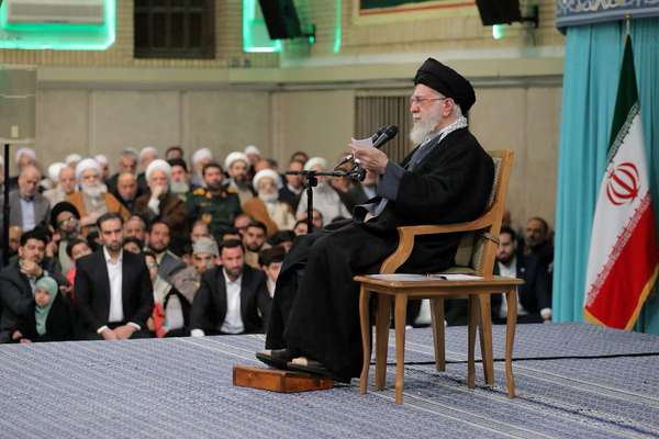 ایران کې له ۲۰۰۰م کال وروسته د لاریونونو بڼه بدله شوې او ټول تمرکز یې د خامنهيې پر ضد دی