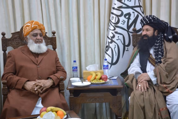 مولانا فضل رحمن د کابل په سفر کې د طالبانو د هغه وخت د کډوالو چارو له وزیر سره