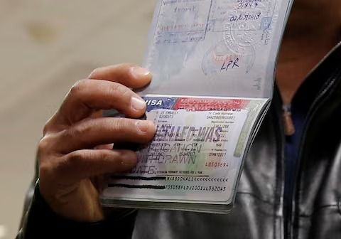 دولت ترامپ بیش از ۳۰۰ هزار ویزای امریکا را لغو کرده است