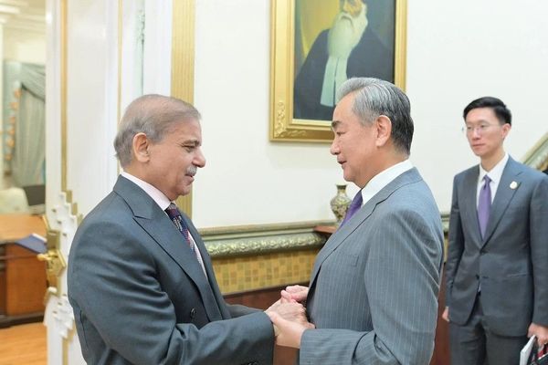چین در توسعه اقتصادی و مبارزه با تروریسم با پاکستان همکاری میکند