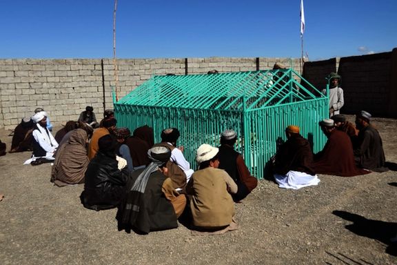 د طالبانو د بنسټګر «ملا محمد عمر» مقبره، چې زيات کسان يې د ليدو لپاره ورځي