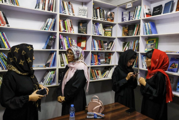 رقابة طالبان والخوف؛ حكاية واجهات المكتبات التي باتت أكثر فراغًا