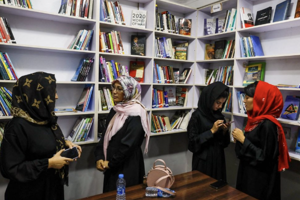 رقابة طالبان والخوف؛ حكاية واجهات المكتبات التي باتت أكثر فراغًا