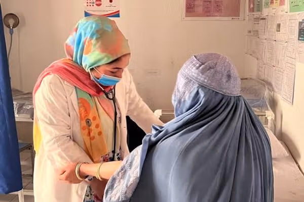 د قابلو نړۍواله ورځ؛ په افغانستان کې د زدهکړو بندیز د افغان ښځو ژوند ګواښي