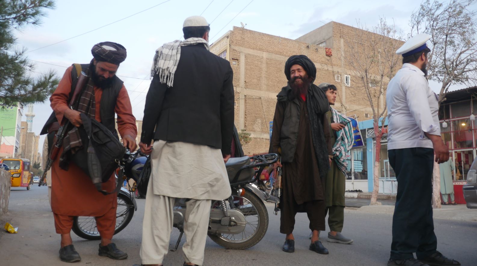 امر به معروف طالبان در هرات مانع گشت‌وگذار زنان بدون چادری با وسایط نقلیه می‌شود