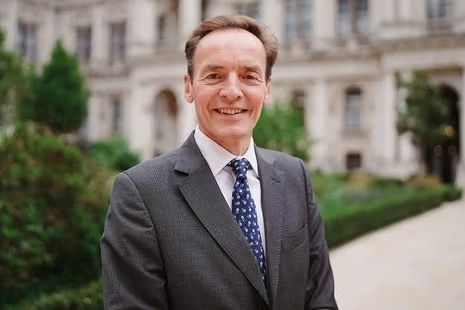 د برېتانیا ځانګړی استازی: د افغانستان خوندي راتلونکي لپاره د ښځو سیاسي ګډون اړین دی