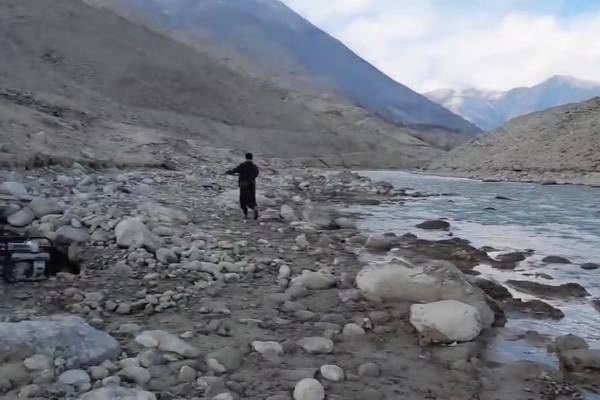 سرچینې: په تخار کې د طالبانو په ډزو یو زرشوی کارګر وژل شوی او دوه نور سیند ته لوېدلي