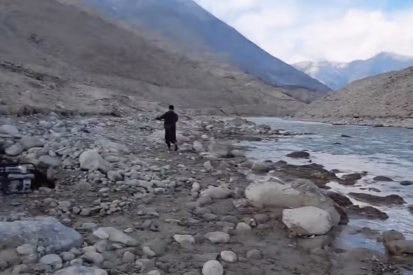 سرچینې: په تخار کې د طالبانو په ډزو یو زرشوی کارګر وژل شوی او دوه نور سیند ته لوېدلي
