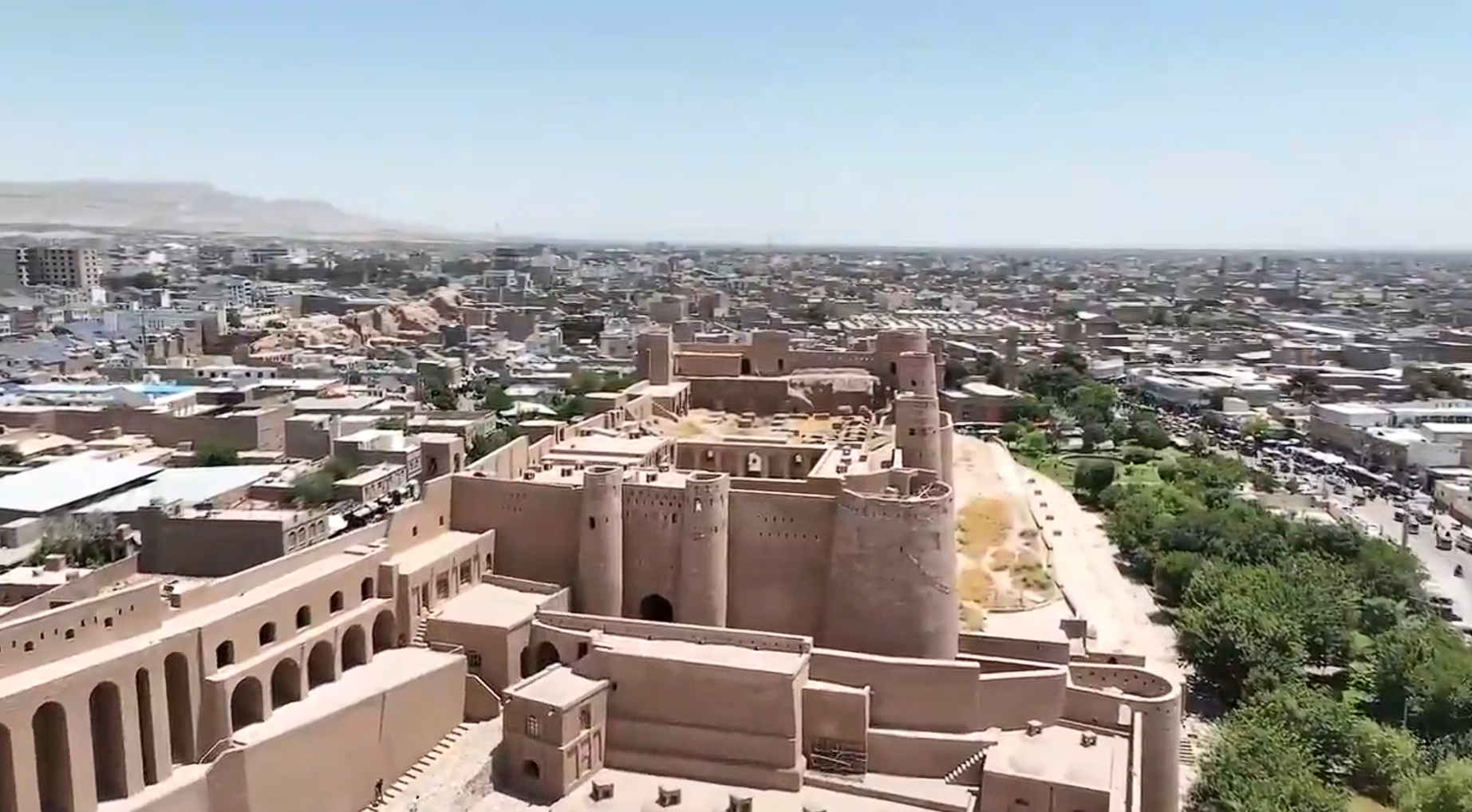 طالبان وايي زرګونو «سیلانیانو» د اختر په ورځو کې د هرات له تاریخي سیمو لیدنه کړې