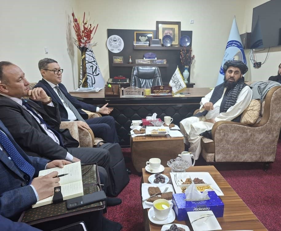 طالبانو د قزاقستان ځانګړي استازي سره د اوسپنې پټلۍ او ټرانسپورټي پروژو پر پراختیا خبرې کړې