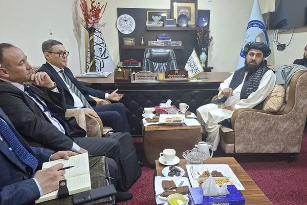 طالبانو د قزاقستان ځانګړي استازي سره د اوسپنې پټلۍ او ټرانسپورټي پروژو پر پراختیا خبرې کړې