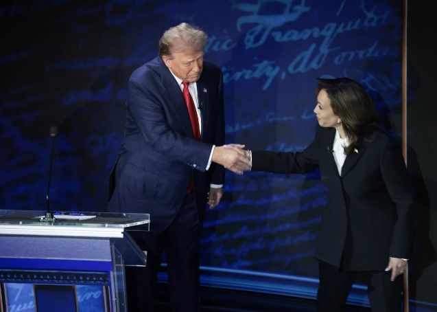 گاردین و وال‌استریت ژورنال از روند افزایش حمایت از ترامپ در ایالت‌های چرخشی خبر دادند