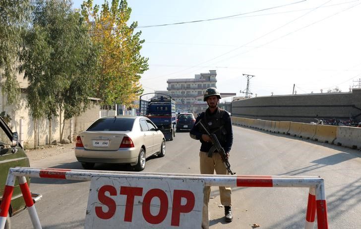 پولیس پاکستان: معترضان خشمگین یک مرد را  به اتهام توهین به قرآن سوزاندند