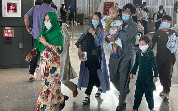 پاکستان نږدې ۲۰زره هغه افغانان چې امریکا ته د تګ په تمه دي، افغانستان ته ستنوي