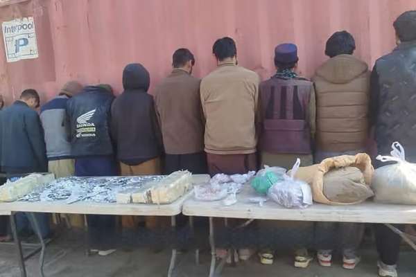 طالبان از بازداشت ۶۰ نفر به اتهام قاچاق و فروش مواد مخدر خبر دادند