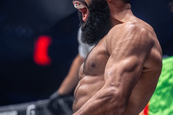 د ازاده سیالیو افغان لوبغاړی احمد حلیمسون د چک جمهوریت یوه لوبغاړي پر وړاندې لوبه کوي