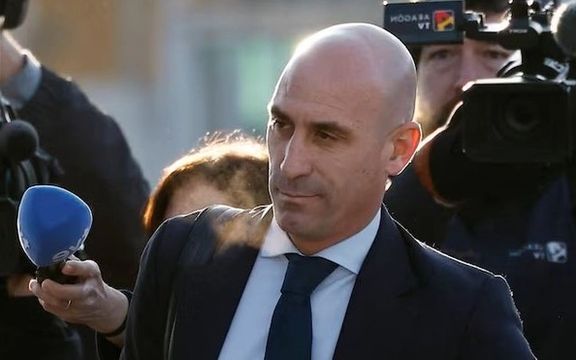 لوئیس روبیالس: بوسیدن بازیکن تیم ملی فوتبال زنان اسپانیا با رضایت کامل او بوده است