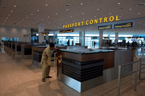 «باجگیری» در میدانهوایی اسلامآباد از مسافران افغان