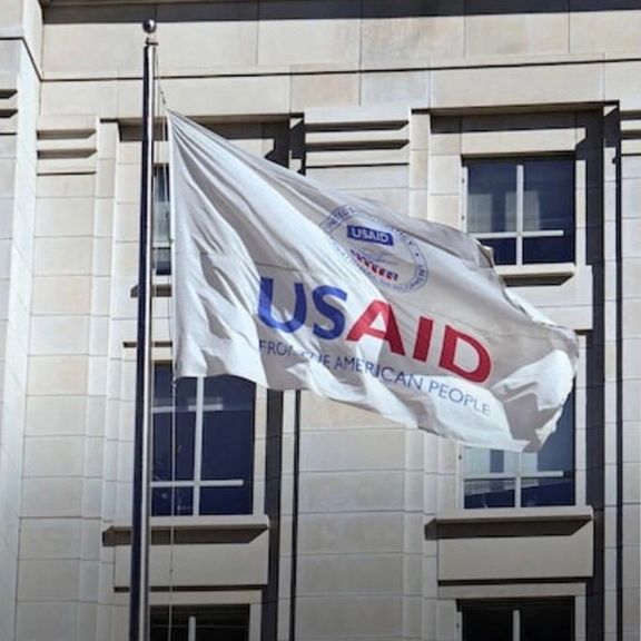 ټرمپ د نړۍوالې پراختیایي ادارې ۱۶سوه کارکوونکي په کور کېنوي