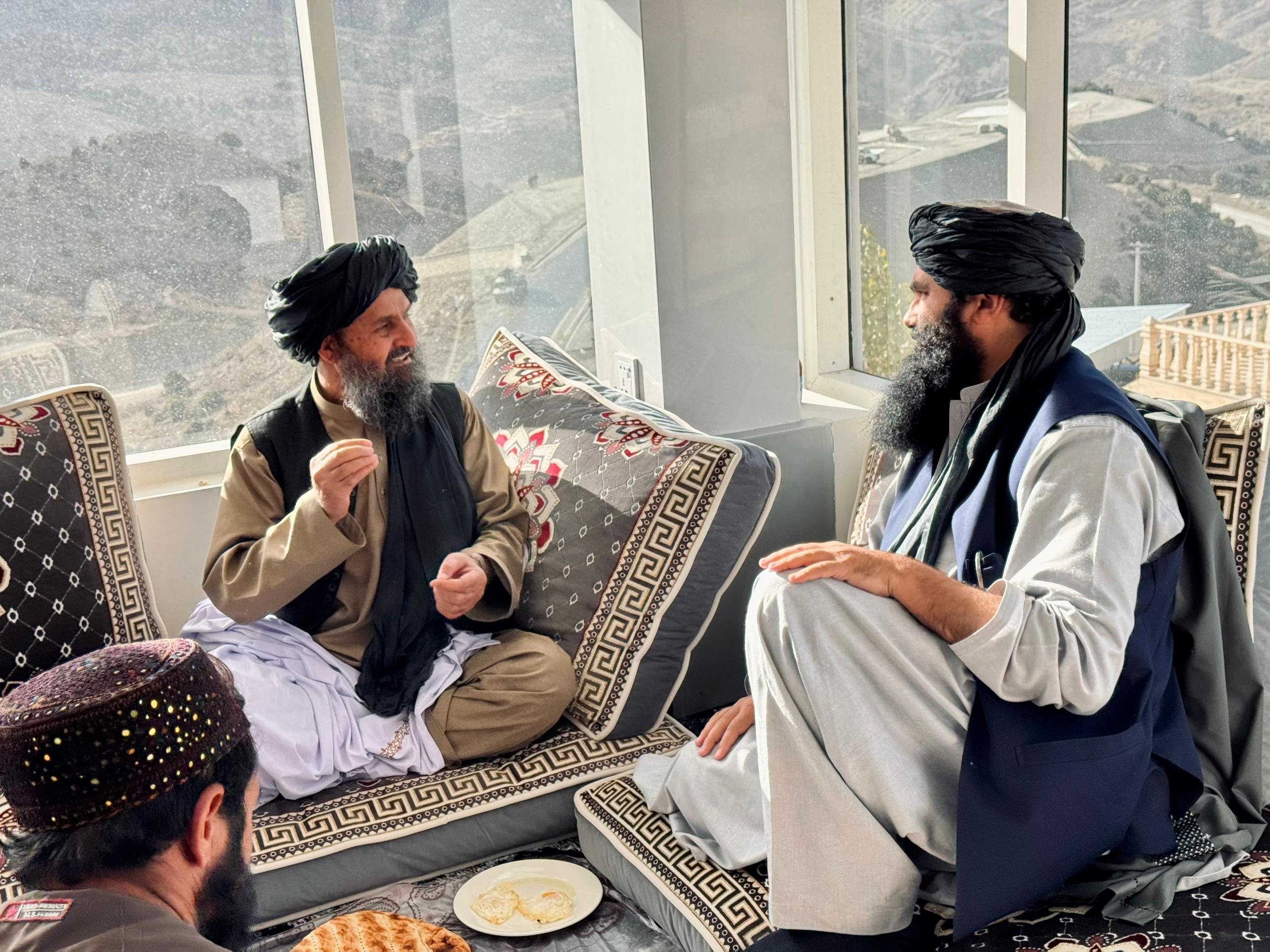 ملا برادر در ساختمان مجلل سراج‌الدین حقانی در پکتیا