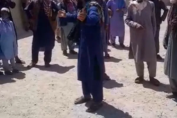 معترضان در پرچمن فراه خواهان برکناری ولسوال طالبان شدند
