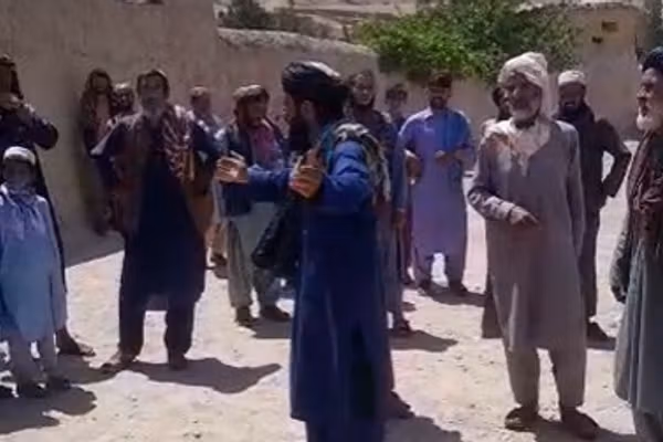 معترضان در پرچمن فراه خواهان برکناری ولسوال طالبان شدند
