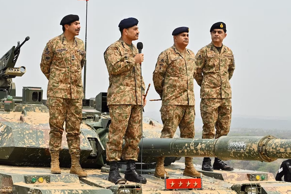 فرمانده قدرتمند ارتش پاکستان دل ترامپ را به دست آورده است