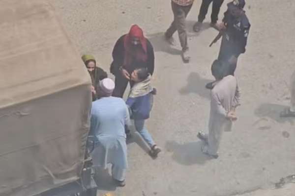 Rights Group Calls Footage Of Afghan Girls’ Arrests In Pakistan ‘Shocking’