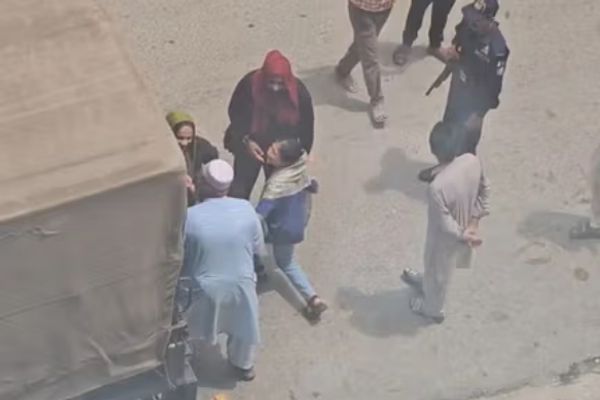 Rights Group Calls Footage Of Afghan Girls’ Arrests In Pakistan ‘Shocking’