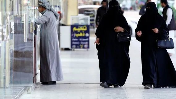 فرانسې په ښوونځیو کې پر مسلمانو نجونو د عربي حجاب په اغوستلو بندیز ولګاوه