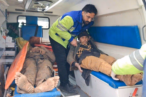 د ایران پوله ساتو ځواکونو له افغانستان سره په پوله ۷۰۰ افغان کډوال ژغورلي دي