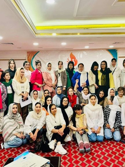 افغان مېرمنو له ډونالډ ټرمپ څخه غوښتي چې پر افغانانو دې د کډوالۍ بهیر نه بندوي