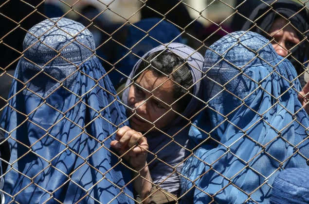 وزارة طالبان تنفي فرض ارتداء البرقع على النساء في هرات رغم قرارات محلية